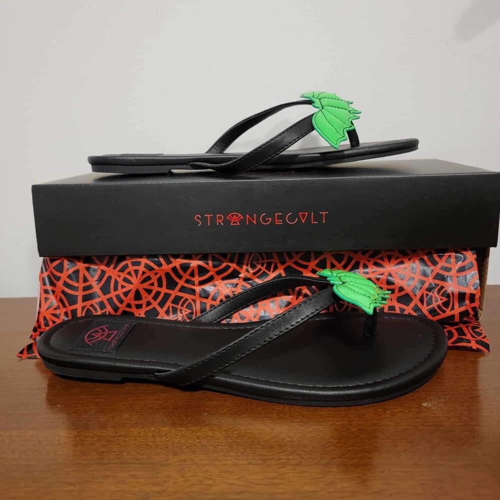Strangecvlt size 8 Green Bat flip flops
